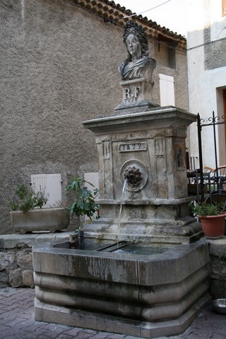 Fontaine dite fontaine de la République place Banche de cour