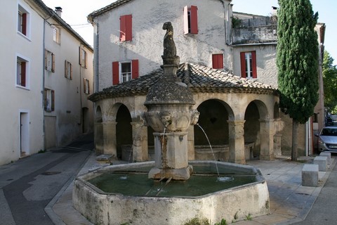 Fontaine au dauphin datant de 1713 et inscrite en monument historique le 13 juillet 1926