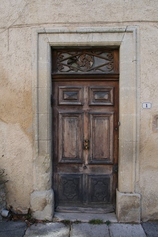 Magnifique porte ancienne située rue des Aires