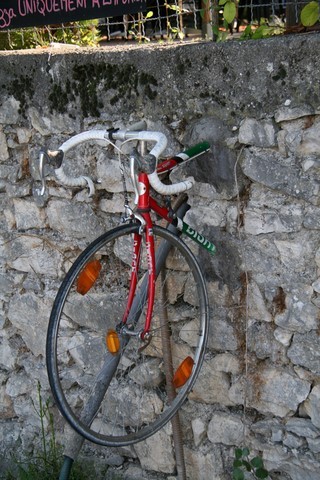 Demi vélo encastré dans le mur