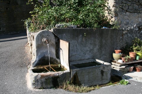 Petite fontaine dite fontaine des granges située rue des granges