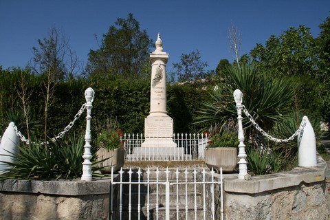 Monument de la commune à ses glorieux morts