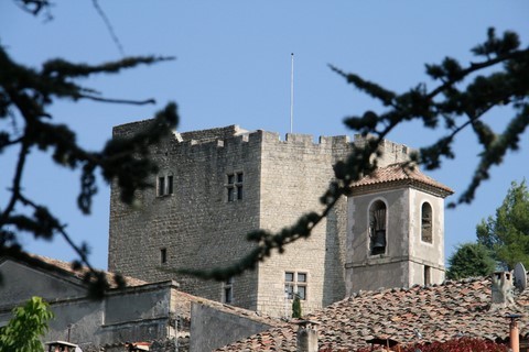 Entrée du village surmonté par son château datant du XIIème siècle