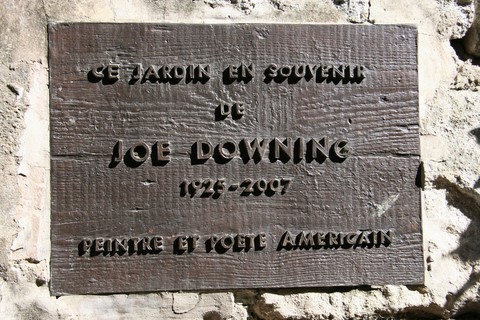 En face de la Maison Dora Maar, l'entrée du jardin créé en souvenir de Joe Downing peintre et poète américain décédé en 2007 à Ménerbes