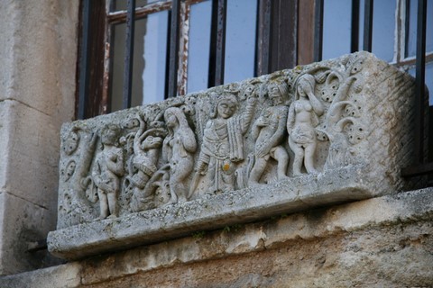 Détail d'un joli bac en pierre sur la façade