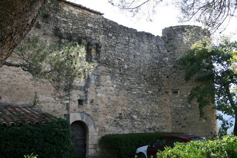 La tour ronde à droite du portail est liée au corps principal