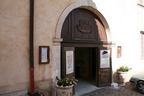 Maison de la truffe et du vin place de l'Horloge, installée dans l'ancien hôtel d'Astier de Montfaucon