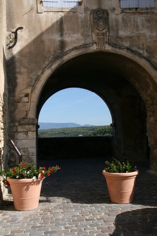 Jouxtant la tour de l'horloge,  ce magnifique portalet (porche) s’ouvre sur la vallée du Calavon et le Mont Ventoux