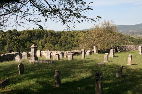 Quelques sépultures au vieux cimetière situé à côté de l'église Saint-Luc