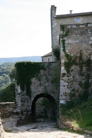 La Porte Saint-Sauveur était une des deux entrées du village