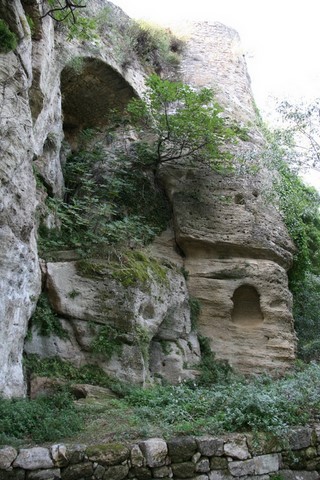 Originaux ces trous dans les rochers sous les murs des remparts