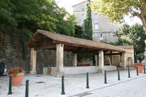 Situé à l'entrée du village, le lavoir de Ménerbes a été construit en 1908