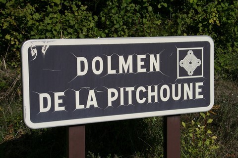 Nous quittons le vieux village pour chercher le dolmen de la Pitchoune