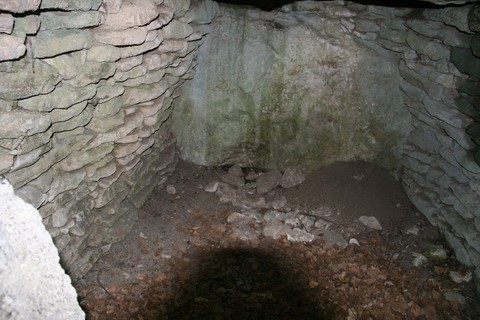 En fait, c'est une simple chambre. C'est parait-il le seul dolmen connu du Vaucluse