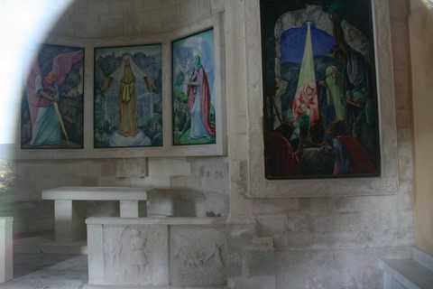 Autel et rampe de communion en pierre sculptée représentant la vie de Saint-Gens ermite au Beaucet