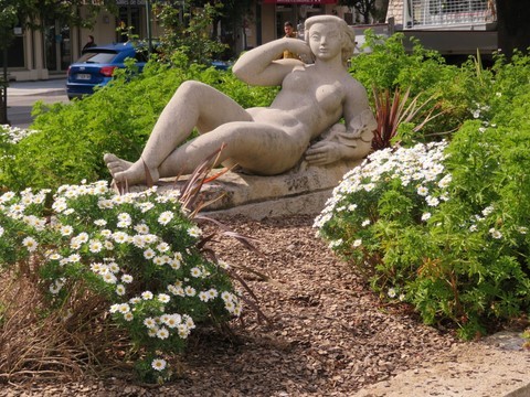 Statue de la "femme couchée" au jardin Biovès