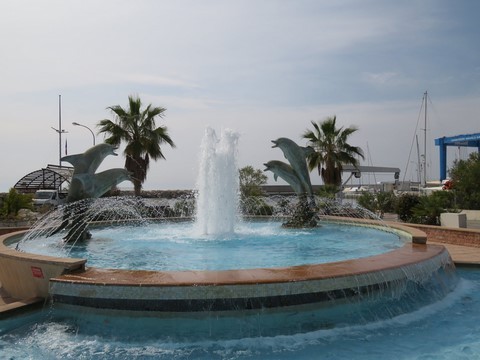 La fontaine aux dauphins du port de Garavan