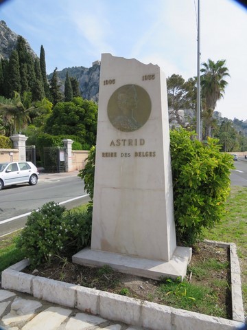 Monument à la mémoire de Astrid Reine des Belges décédée en 1935 à l'âge de 30 ans. Ce monument est situé sur la Promenade de la Reine Astrid à Menton