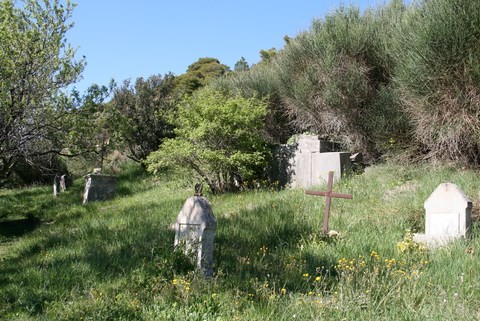 Mérindol-les-Oliviers_Quelques tombes du vieux cimetière