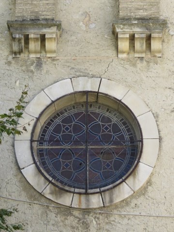 Rosace avec vitrail sur la façade de l'église