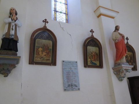 Côté droit, les tableaux du chemin de croix et à gauche la statue du Curé d'Ars