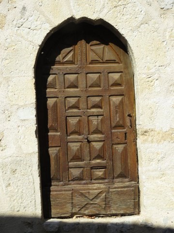 Une des nombreuses jolies portes anciennes du village