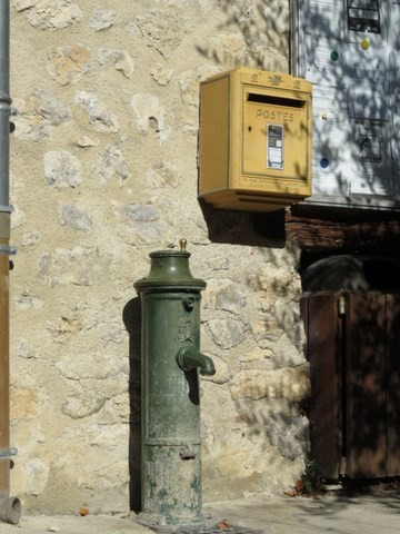 Ancienne pompe à eau et boite à lettres
