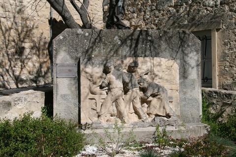 Ce monument du travail, situé place de la Libération, a été offert en 1938, mais pourquoi diable des métallurgistes à Saint-Restitut village de carriers ? Et puis pourquoi sur la plaque 3 alors qu'ils sont 4 ?