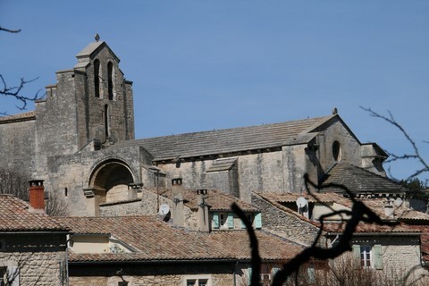 Vue sur l'église romane du XIIe s.