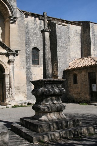 Devant l'église, une autre croix, en pierre celle-ci