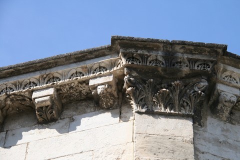 La corniche de l'abside, soutenue par des modillons représentant des têtes d'animaux fantastiques