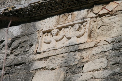 ou encore ces petits personnages. La quatrième façade de la tour n'est visible que par l'intérieur de l'église avec qui elle communique