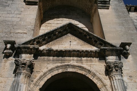 Le fronton triangulaire est soutenu par deux pilastres avec chapiteaux corinthiens