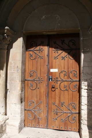Véritable oeuvre d'art, le portail de l'église avec ses superbes pentures 