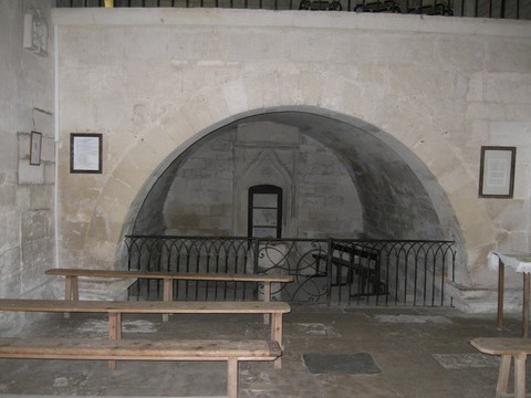 Dès l'entrée, à gauche, la crypte ou tombeau du saint, actuellement chapelle des fonds baptismaux. Là, elle se trouve dans la tour funéraire