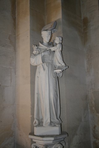 Et tout autour, de très belles statues, comme ici celle de Saint-Antoine de Padoue