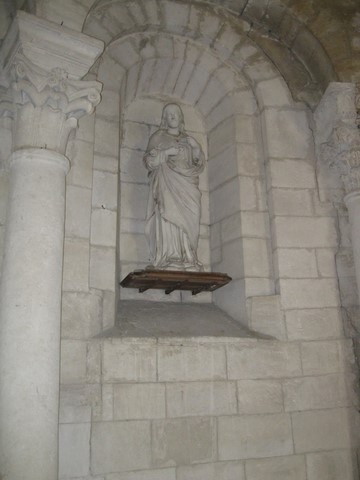 Statue dans l'église de Saint-Restitut