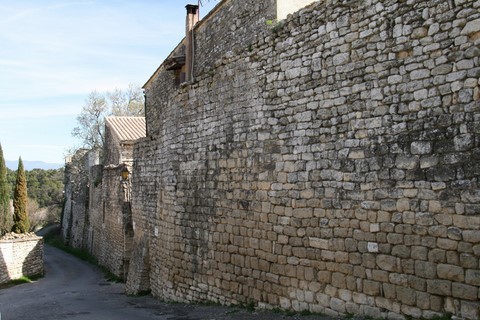 Les remparts de Saint-Restitut avec à droite la Porte Rose