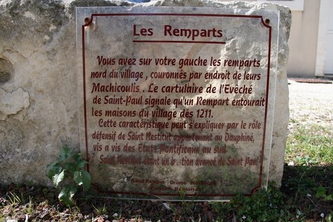 Information sur les remparts de Saint-Restitut