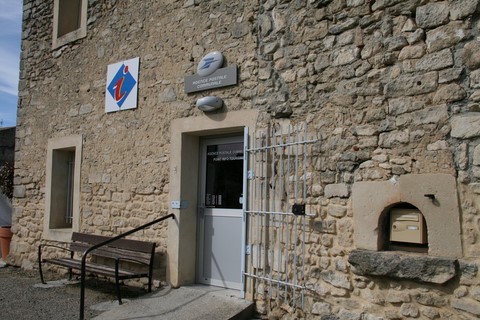 l'Agence Postale Communale, située Place Colonel Bertrand