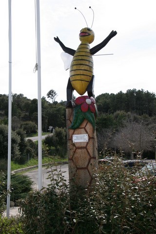 En faisant le tour du rond-point, nous découvrons cette sculpture originale  représentant une abeille