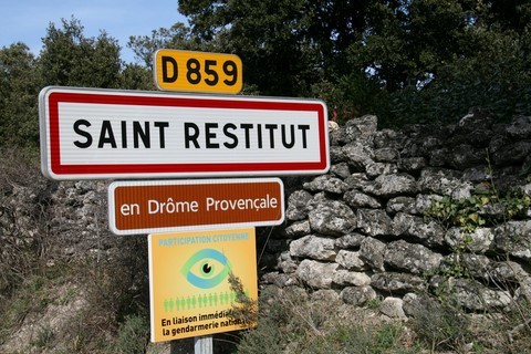 Bienvenue à Saint-Restitut, village perché en Drôme Provençale appelé aussi le village de la pierre blanche