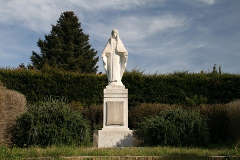 Un peu plus haut, on trouve cette statue de la Vierge Marie, protectrice des paroissiens, elle se situe à la sortie du village, au carrefour de la D218 et Chemin des Buisses