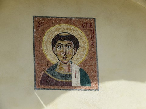 Cette mosaïque représentant Saint-Etienne, placée sur le tympan de l'église a été inaugurée le 1er avril 2012