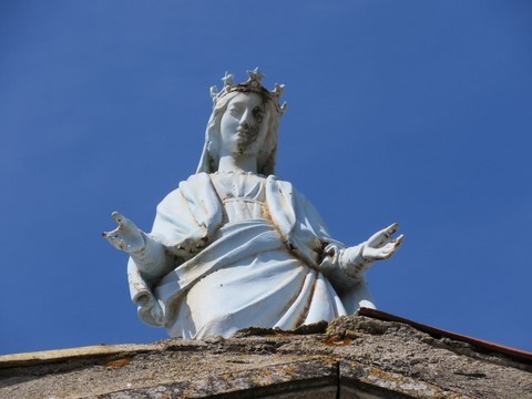 La statue de la Vierge sur le toit de l'église Saint-Etienne à Espeluche