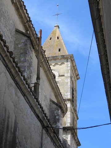 Le clocher vu de la ruelle étroite qui longe l'église