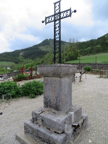 La croix au milieu du cimetière
