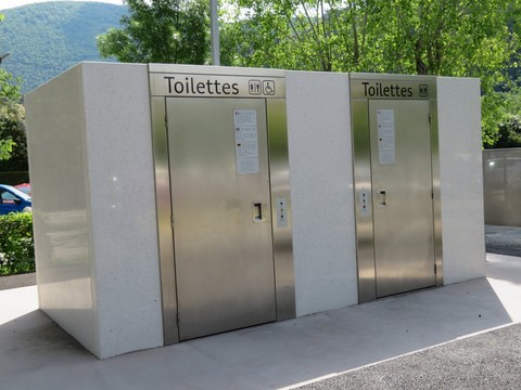 Les nouvelles toilettes publiques modernes sur le parking «Grande Prairie»