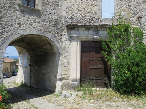 ... et nous entrons dans le vieux village par cette porte d'accès au château