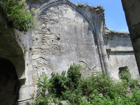 ... pour arriver aux restes de cette ancienne église Saint-Roch ruinée